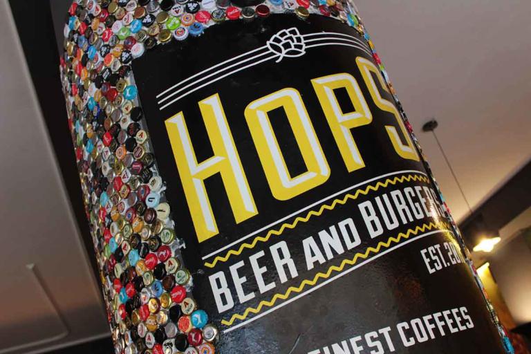 Hops Beer n’ Burgers: Ψαγμένοι ζύθοι από την παγκόσμια σκηνή, μοναδικά burgers και cool περιβάλλον στην καρδιά της Αθήνας