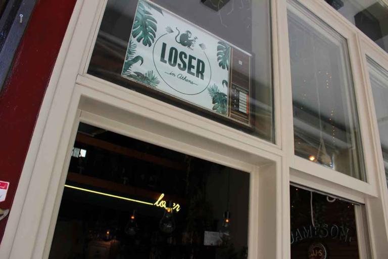 Loser Bar: Η «τροπική» πλευρά της πόλης σ’ένα ανεπιτήδευτο, cool στέκι στην καρδιά της Αθήνας.