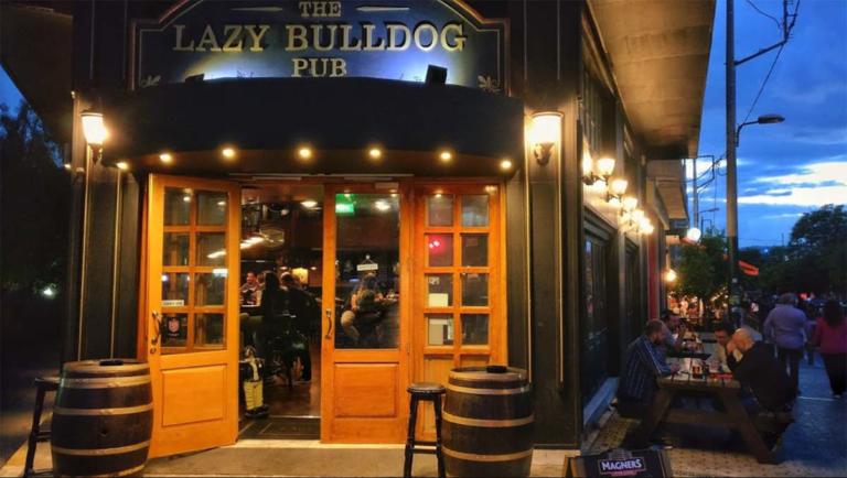 Lazy Bulldog: Η μπυραρία αγγλικών προδιαγραφών με τις 28 «βρύσες» και τους πιο σαγηνευτικούς μπυρομεζέδες βρίσκεται στο Γκάζι