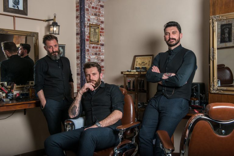 Peaky Barbers: Ατμόσφαιρα από το παρελθόν με φροντίδα για τον άνδρα του σήμερα