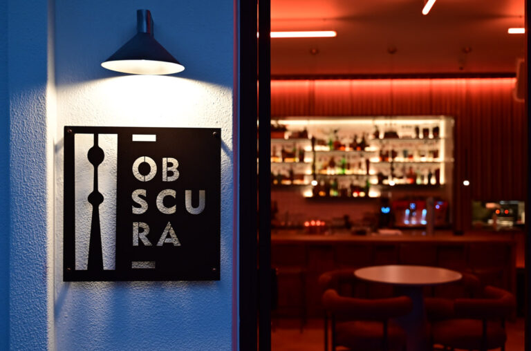 Obscura Athens: Το νέο bar των Πετραλώνων σερβίρει elevated cocktails και bar food σε μυσταγωγικό περιτύλιγμα