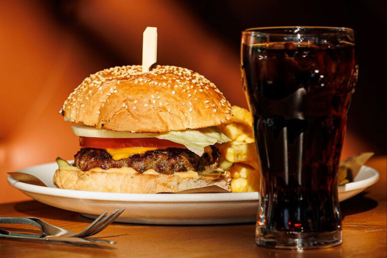 The Burger Joint: Εκεί που το burger είναι τέχνη και το craving μια νόστιμη αφορμή